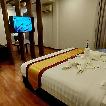 Royal Crown Hotel Янгон Экстерьер фото