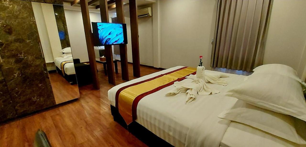 Royal Crown Hotel Янгон Экстерьер фото