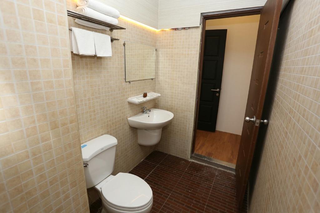 Royal Crown Hotel Янгон Экстерьер фото