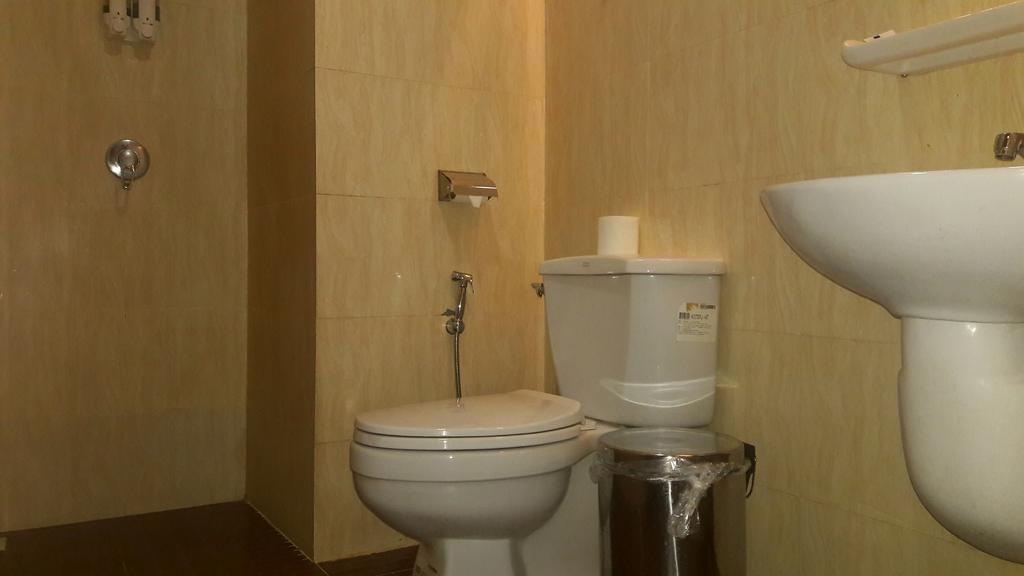 Royal Crown Hotel Янгон Экстерьер фото