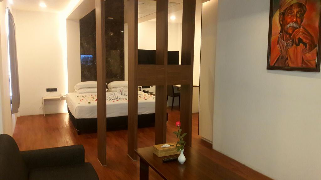 Royal Crown Hotel Янгон Экстерьер фото