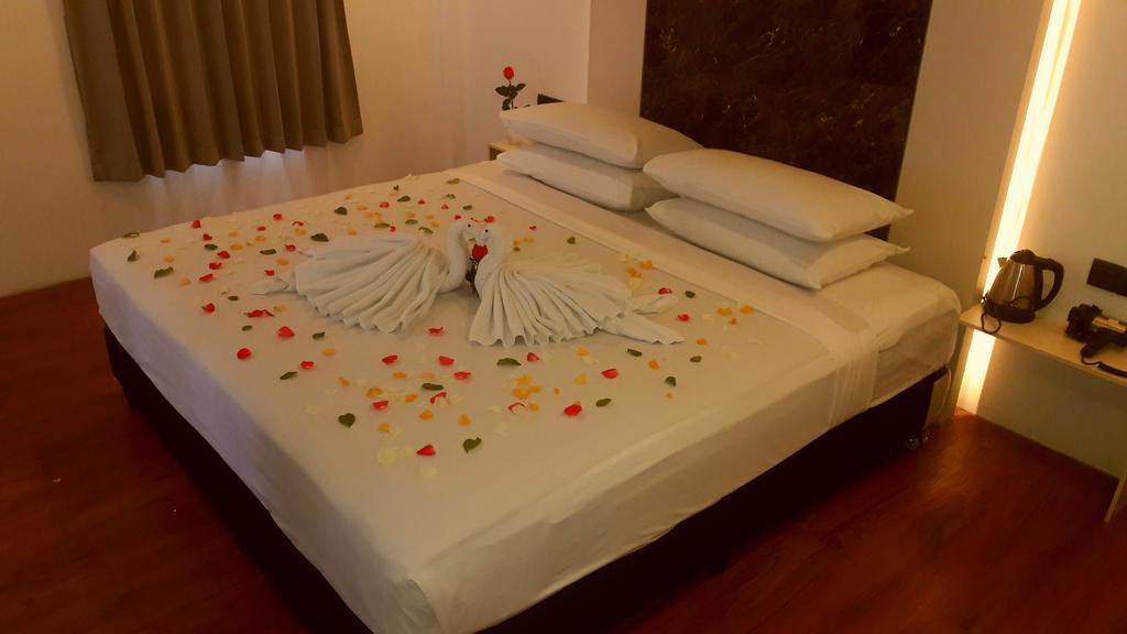 Royal Crown Hotel Янгон Экстерьер фото